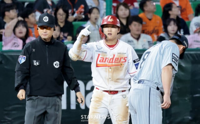 Lenders' ninth batter Ahn Jae-yeon celebrates after hitting a one-run double in the bottom of the third inning with no outs and a runner on first base during the 2026 KBO League game between Hanwha Eagles and SSG Landers at IncheonSSG Landers Field on the 10th. 2026.09.10. Lenders' ninth batter Ahn Jae-yeon celebrates after hitting a one-run double in the bottom of the third inning with no outs and a runner on first base during the 2026 KBO League game between Hanwha Eagles and SSG Landers at IncheonSSG Landers Field on the 10th. 2026.09.10. /Photo=Senior reporter Kang Young-jo cameratalks@