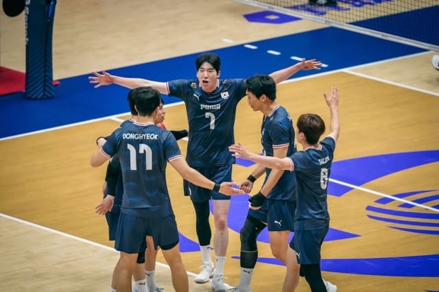 한국 배구 대표팀이 10일 2026 아시아남자배구선수권 8강에서 중국을 상대로 득점 후 함께 기뻐하고 있다. /사진=FIVB 공식 홈페이지