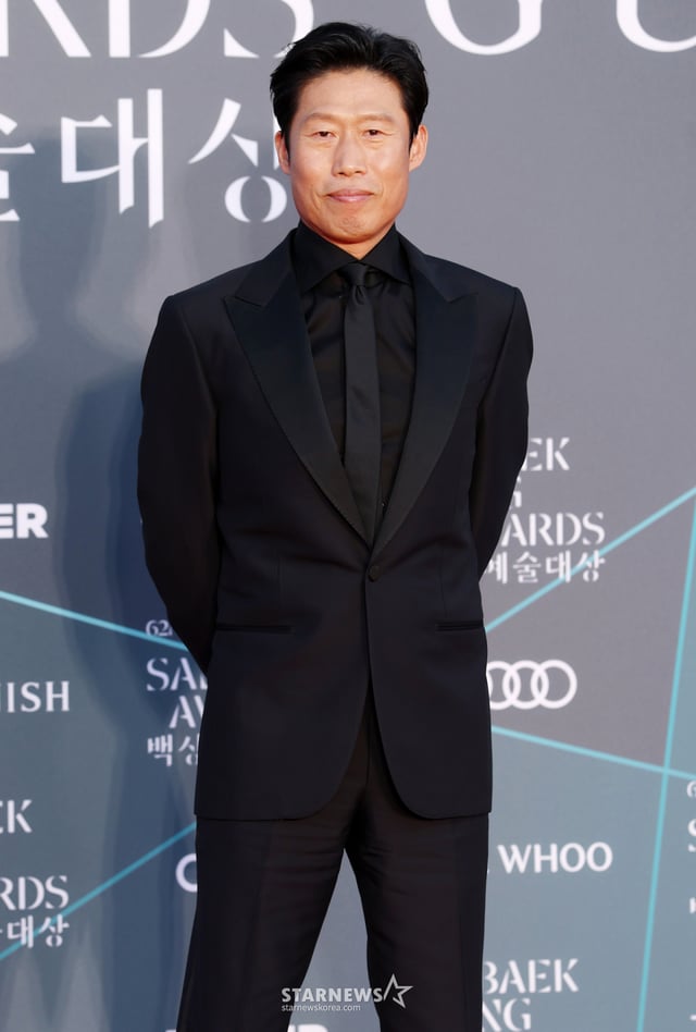 Actor Yoo Hae-jin poses on the red carpet at the 62nd Baeksang Arts Awards held at COEX in Gangnam-gu, Seoul, on the 8th. / May 8, 2026 / Photo=Kim Hwi-seon hwijpg@