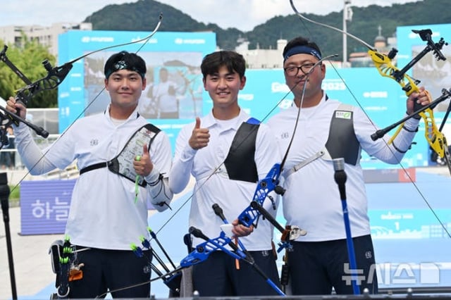 한국 양궁 남자 리커브 국가대표팀이 지난해 '광주 2025 현대 세계양궁선수권대회'에서 남자 단체전 우승을 차지한 뒤 세리머니를 하고 있다. 왼쪽부터 이우석, 김제덕, 김우진. /사진=뉴시스 제공