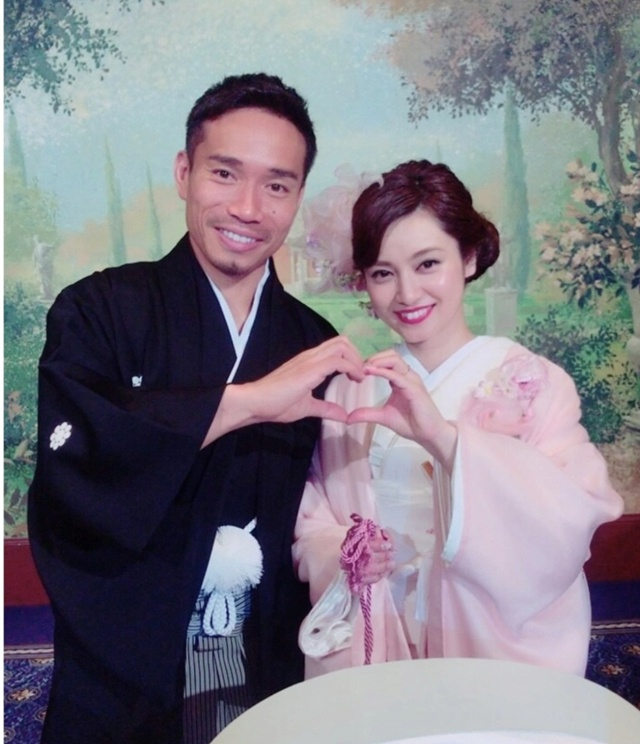 長友佑都(左)と平愛梨。 /写真=平愛梨SNS