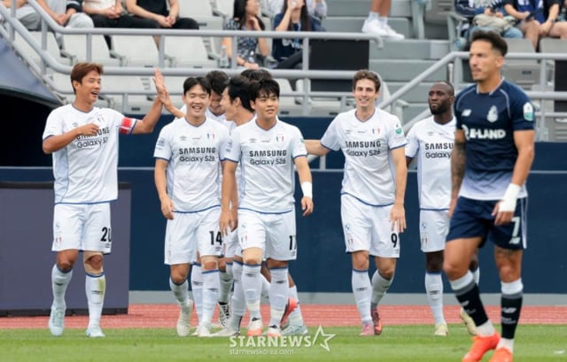 Suwon Samsung players celebrate after scoring the first goal. /Photo=Senior reporter Kang Young-jo