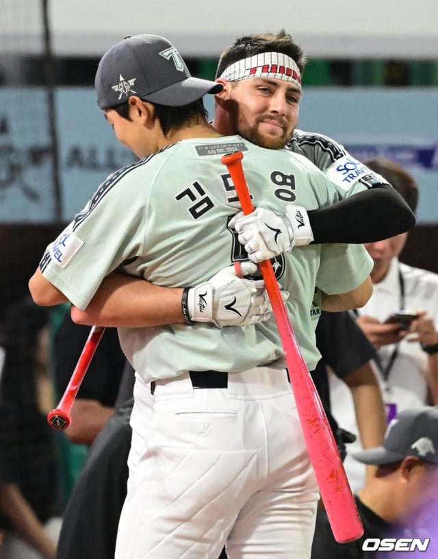Austin and Kim Do-young embracing each other during the 2024 All-Star Game.