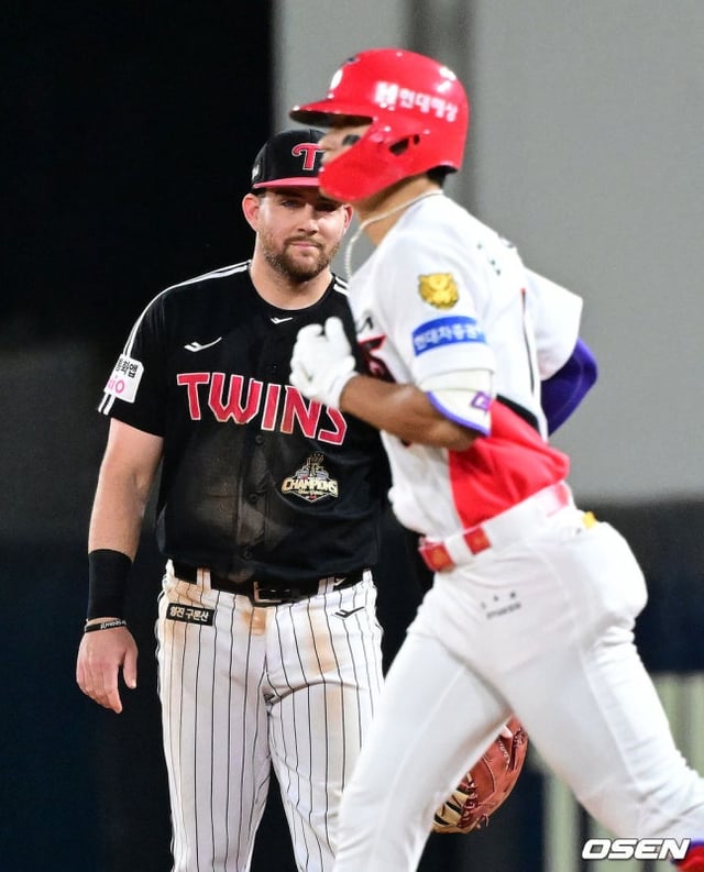 A photo from last June showing Austin and Kim Do-young facing off against each other.