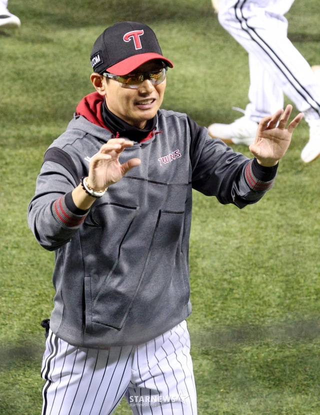 2026新韓（シンハン）SOLKBOリーグ、LGツインズ対ロッテジャイアンツの試合が14日、ソウル蚕室（チャムシル）野球場で行われた。  LG選手たちがロッテに2-1で勝利し、8連勝と同時に10勝に先着した後、ヨム·ギョンヨプ監督が選手たちと喜びを分かち合っている。 /写真=キム·ジンギョン kim.jinkyung@