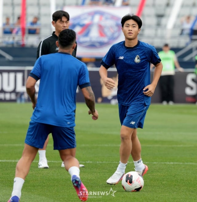 경기 전 몸을 푸는 안주완(오른쪽). /사진=강영조 선임 기자