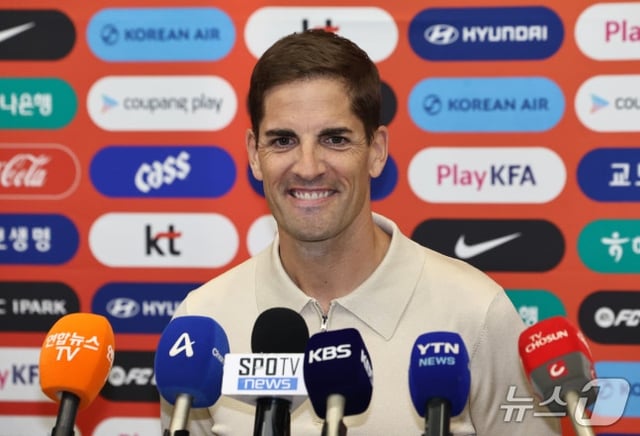 ロベルト·モレノ韓国男子サッカー代表チーム臨時監督が13日、仁川(インチョン)国際空港第1ターミナルを通じて入国後、取材陣とインタビューをしている。 /写真=ニュース1