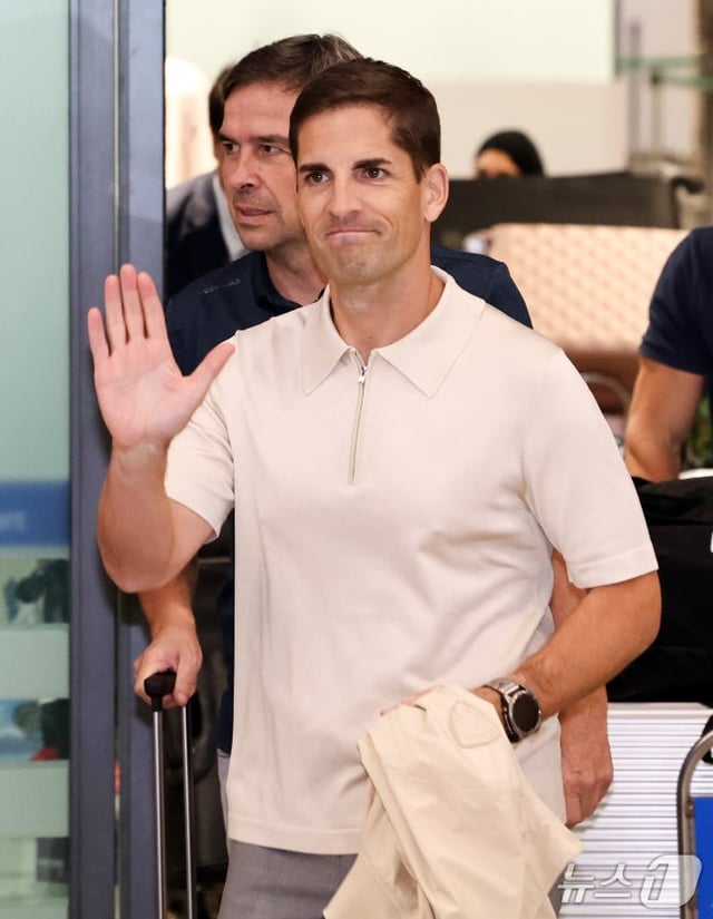 로베르토 모레노 대한민국 남자 축구 대표팀 임시 감독이 13일 인천국제공항 1터미널을 통해 입국하고 있다. /사진=뉴스1