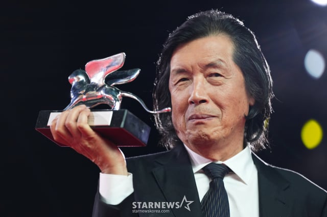 [Venecia=AP/NEWSIS] El director Lee Chang-dong, quien presidió el jurado de la película "Un amor posible", posa durante la ceremonia de clausura del 83º Festival de Cine de Venecia, celebrado el día 12 (hora local) en Venecia, Italia. 13.09.2026 /foto=