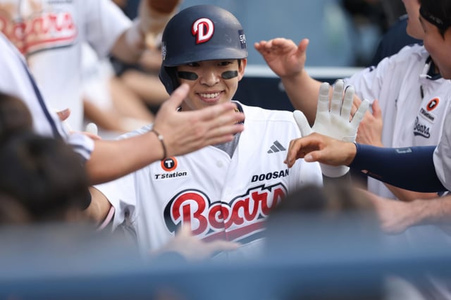 김민석이 13일 서울 잠실구장에서 열린 NC 다이노스와 홈 경기에서 3회 투런포를 터트린 뒤 더그아웃에서 동료들과 기쁨을 함께하고 있다. /사진=두산 베어스 제공