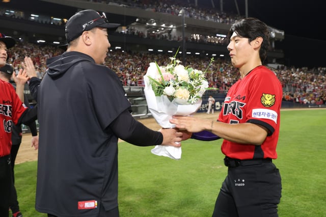 El 13, en el Gwangju-KIA Champions Field, los KIA Tigers y los Hanwha Eagles se enfrentaron. Imagen del infielder Kim Do-young (derecha) y el director Lee Beom-ho de los KIA Tigers. /Foto=Proporcionado por KIA Tigers