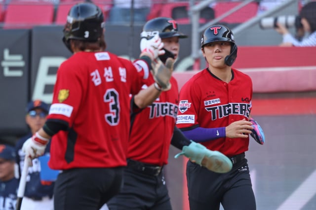 El 13, en el Gwangju-KIA Champions Field, los KIA Tigers y los Hanwha Eagles se enfrentaron. Imagen del infielder Kim Do-young (derecha) de los KIA Tigers. /Foto=Proporcionado por KIA Tigers
