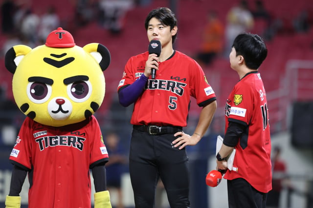 El 13, en el Gwangju-KIA Champions Field, los KIA Tigers y los Hanwha Eagles se enfrentaron. Imagen del infielder Kim Do-young (centro) de los KIA Tigers. /Foto=Proporcionado por KIA Tigers
