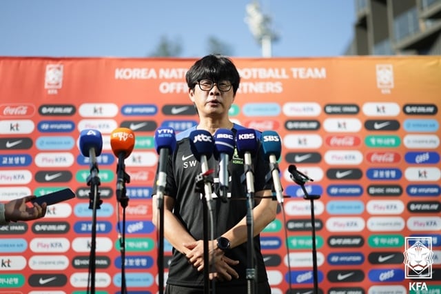Head coach Shin Sang-woo of the Yeo Ja-chuk-gu (CEO) team. /Photo=Korea Football Association