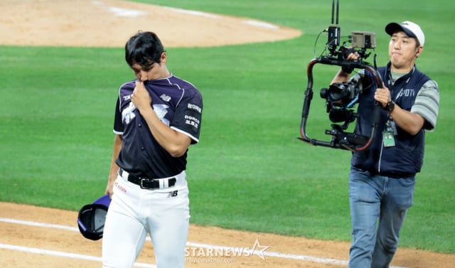 Hwang Jae-gyun se presentó realmente al bate en su partido de retiro. La escena inusual se produjo cuando, tras recibir un ponche por swing fallido, Hwang participó también en la defensa del inicio del séptimo inning. El 13 de 2029, el partido de la Liga KBO 2026 entre KT Wiz y Lotte Giants, celebrado en el parque Suwon KT Wiz, coincidió con la ceremonia de retiro de Hwang Jae-gyun. Hwang, quien jugó como tercera base titular de KT antes de anunciar su retiro el año pasado, fue registrado como una entrada especial para esta ocasión de retiro. 13/09/2029 / Foto=reportero sénior Kang Young-jo