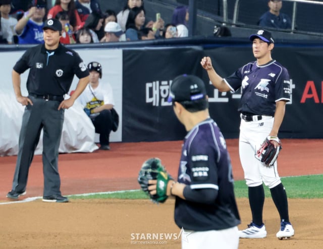 Hwang Jae-gyun se presentó realmente al bate en su partido de retiro. La escena inusual se produjo cuando, tras recibir un ponche por swing fallido, Hwang participó también en la defensa del inicio del séptimo inning. El 13 de 2029, el partido de la Liga KBO 2026 entre KT Wiz y Lotte Giants, celebrado en el parque Suwon KT Wiz, coincidió con la ceremonia de retiro de Hwang Jae-gyun. Hwang, quien jugó como tercera base titular de KT antes de anunciar su retiro el año pasado, fue registrado como una entrada especial para esta ocasión de retiro. 13/09/2029 / Foto=reportero sénior Kang Young-jo