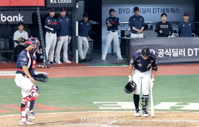 Hwang Jae-gyun se presentó realmente al bate en su partido de retiro. La escena inusual se produjo cuando, tras recibir un ponche por swing fallido, Hwang participó también en la defensa. Fue el momento en que se completó un recuerdo inolvidable tanto para Hwang como para los aficionados presentes. El 13 de 2029, el partido de la Liga KBO 2026 entre KT Wiz y Lotte Giants, celebrado en el parque Suwon KT Wiz, coincidió con la ceremonia de retiro de Hwang Jae-gyun. Hwang, quien jugó como tercera base titular de KT antes de anunciar su retiro el año pasado, fue registrado como una entrada especial para esta ocasión de retiro. 13/09/2029. El momento en que recibe un ponche por swing fallido. / Foto=reportero sénior Kang Young-jo