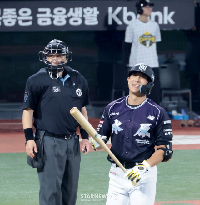 Hwang Jae-gyun actually took his turn at bat in his retirement game. After striking out on a swing and miss, Hwang also participated in defense afterward, creating a rare spectacle. The 2026 KBO League match between KT Wiz and Lotte Giants, held on the 13th at Suwon KT Wiz Park, was accompanied by Hwang Jae-gyun's retirement ceremony. Hwang, who played as KT's starting third baseman before announcing his retirement last year, was registered for this day's special retirement event. 2026.09.13. /Photo=Senior reporter Kang Young-jo