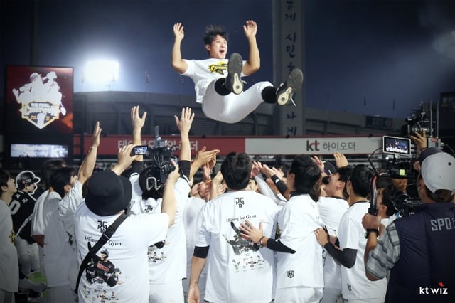 Hwang Jae-kyun was given a Hengare (cheering song) at his retirement ceremony held after the match against Suwon Lotte on the 13th. /Photo=KT Wiz provided