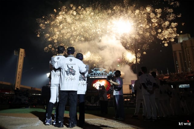 Hwang Jae-kyun enjoyed fireworks with his parents at a commemorative event for his retirement ceremony held after the match against Suwon Lotte on the 13th. /Photo=KT Wiz provided