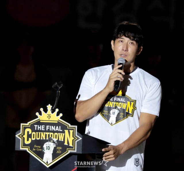 Hwang Jae-gyun bids farewell to head coach Lee Kang-cheol and KT players at a retirement ceremony held after the Lotte game on the 13th. The 2026 KBO League match between KT Wiz and Lotte Giants, held at Suwon KT Wiz Park on the 13th, was accompanied by Hwang Jae-gyun's retirement ceremony. A regular third baseman for KT who announced his retirement last year, Hwang was registered as a special guest for the day's event. September 13, 2026. /Photo=Senior reporter Kang Young-jo