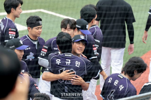 Hwang Jae-gyun's retirement ceremony was held on the 13th ahead of the 2026 KBO League match between KT Wiz and Lotte Giants at Suwon KT Wiz Park. Hwang, who played as a regular third baseman for KT before announcing his retirement last year, was registered for this day's special retirement event. September 13, 2026. /Photo=Senior reporter Kang Young-jo