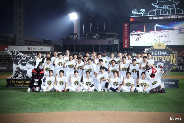 Hwang Jae-kyun posed for a final photo with the KT squad at his retirement ceremony held after the match against Suwon Lotte on the 13th. /Photo=KT Wiz provided