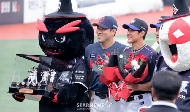 Hwang Jae-gyun's retirement ceremony was held on the 13th ahead of the 2026 KBO League match between KT Wiz and Lotte Giants at Suwon KT Wiz Park. Hwang, who played as a regular third baseman for KT before announcing his retirement last year, was registered for a special retirement segment on this day. 2026.09.13. /Photo=Senior reporter Kang Young-jo
