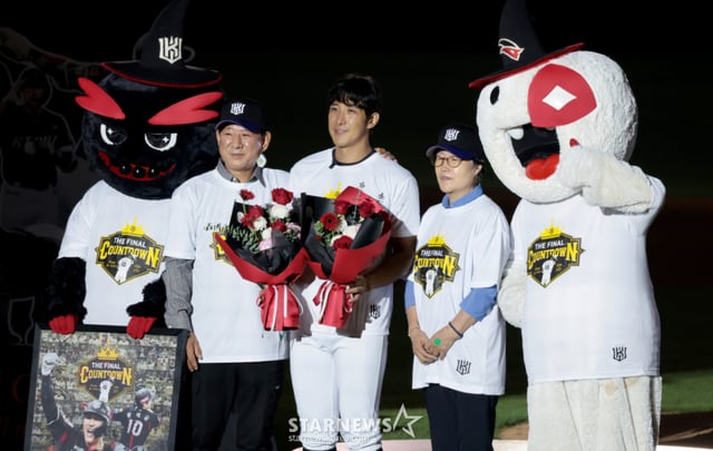 Hwang Jae-gyun bids farewell to head coach Lee Kang-cheol and KT players at a retirement ceremony held after the Lotte game on the 13th. The 2026 KBO League match between KT Wiz and Lotte Giants, held at Suwon KT Wiz Park on the 13th, was accompanied by Hwang Jae-gyun's retirement ceremony. Hwang Jae-gyun, who served as a regular third baseman for KT before announcing his retirement last year, was registered as a special retiree entry for the day. 2026.09.13. /Photo=Senior reporter Kang Young-jo