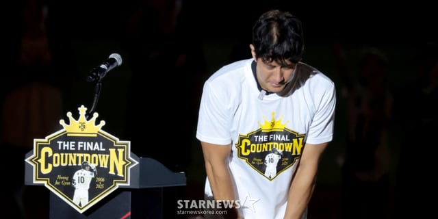 Hwang Jae-gyun bids farewell to head coach Lee Kang-cheol and KT players at a retirement ceremony held after the Lotte game on the 13th. The 2026 KBO League match between KT Wiz and Lotte Giants, held at Suwon KT Wiz Park on the 13th, was accompanied by Hwang's retirement ceremony. A regular third baseman for KT who announced his retirement last year, Hwang was registered as a special guest for the day's event. September 13, 2026. /Photo=Senior reporter Kang Young-jo