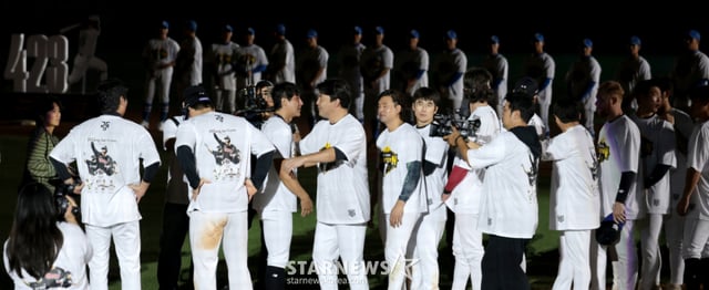 Hwang Jae-gyun bids farewell to KT players at a retirement ceremony held after the Lotte game on the 13th. The 2026 KBO League match between KT Wiz and Lotte Giants, held at Suwon KT Wiz Park on September 13, 2026, was accompanied by Hwang Jae-gyun's retirement ceremony. A regular third baseman for KT who announced his retirement last year, Hwang was registered as a special guest for the day's retirement event. /Photo=Senior reporter Kang Young-jo