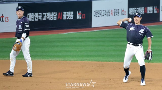 Hwang Jae-gyun actually stepped up to the plate in his retirement game. After striking out on a swing-and-miss, Hwang also participated in defensive play in the bottom of the 7th inning, creating a remarkable scene. The September 13, 2026 KBO League match between KT Wiz and Lotte Giants, held at Suwon KT Wiz Park, was accompanied by Hwang Jae-gyun's retirement ceremony. A regular third baseman for KT who announced his retirement last year, Hwang was registered as a special guest for the day's retirement event. 2026.09.13. /Photo=Senior reporter Kang Young-jo