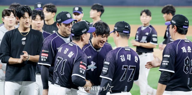 Hwang Jae-gyun bids farewell to head coach Lee Kang-cheol and KT players at a retirement ceremony held after the Lotte game on the 13th. The 2026 KBO League match between KT Wiz and Lotte Giants, held at Suwon KT Wiz Park on the 13th, was accompanied by Hwang's retirement ceremony. A mainstay third baseman for KT who announced his retirement last year, Hwang was registered as a special guest for the day's event. 2026.09.13. /Photo=Senior reporter Kang Young-jo