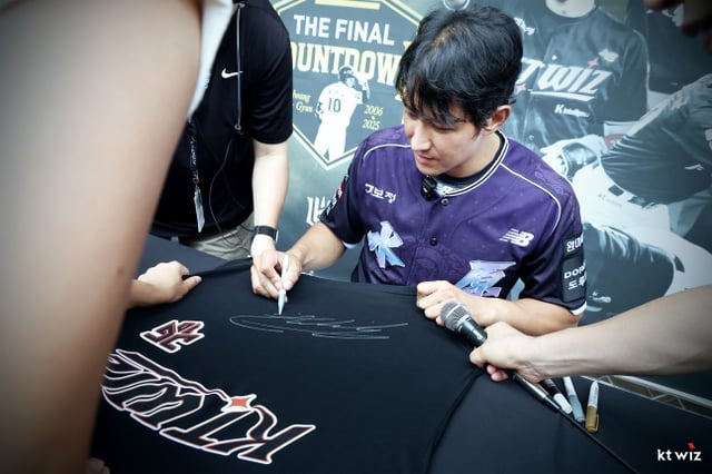 KT's Hwang Jae-kyun signs autographs for fans during a commemorative event for his retirement ceremony held ahead of the Suwon Lotte game on the 13th. /Photo=KT Wiz provided