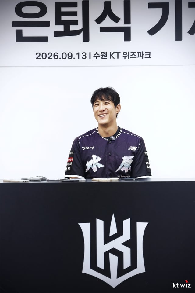황재균이 13일 수원 롯데전을 앞두고 열린 자신의 은퇴식 기자회견에서 인터뷰하고 있다. /사진=KT 위즈 제공