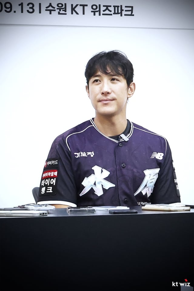 황재균이 13일 수원 롯데전을 앞두고 열린 자신의 은퇴식 기자회견에서 인터뷰하고 있다. /사진=KT 위즈 제공