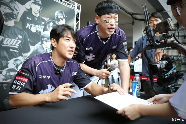 황재균(왼쪽)이 13일 수원 롯데전을 앞두고 열린 자신의 은퇴식 행사에서 팬들에게 사인하고 있다. /사진=KT 위즈 제공