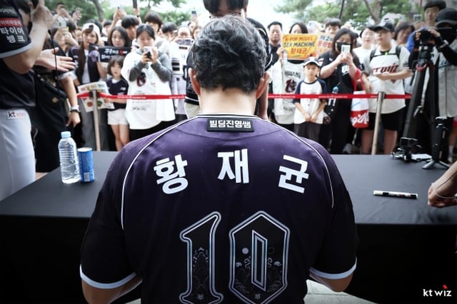 황재균이 13일 수원 롯데전을 앞두고 열린 자신의 은퇴식 행사에서 팬들에게 사인하고 있다. /사진=KT 위즈 제공