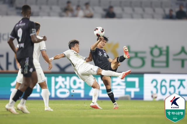At Hana Bank K-League 2 2026 Round 26 match held at 7 p.m. on the 13th at Suwon Sports Complex. /Photo=Korea Professional Football League