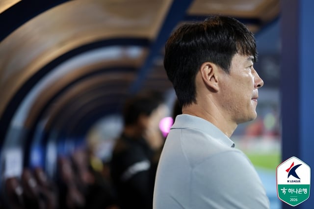 Park Geon-ha, manager of SuwonFC, watches the Hana Bank K-League 2 2026 Round 26 match held at 7 p.m. on the 13th at Suwon Sports Complex. /Photo=Korea Professional Football League