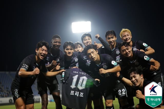 SuwonFC celebrates with the jersey of Freejo, who was absent due to injury after scoring the opening goal by Seo Jae-min during the Hana Bank K-League 2 2026 Round 26 match held at 7 p.m. on the 13th at Suwon Sports Complex. /Photo=Korea Professional Football League