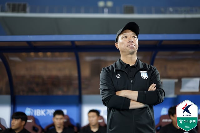 Park Jin-seop, manager of Cheonan City, watches the Hana Bank K-League 2 2026 Round 26 match held at 7 p.m. on the 13th at Suwon Sports Complex. /Photo=Korea Professional Football League