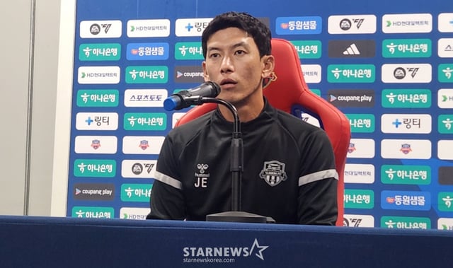 退場処分を受けた朴ゴンハ水原(スウォン)FC監督の代わりに記者会見に出た呉章銀(オ·ジャンウン)首席コーチ。 /写真=朴コンド記者