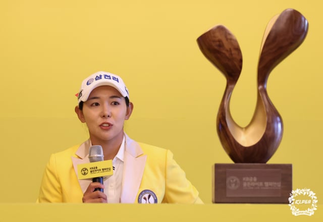 Park Bo-kyum during an interview with the champion. /Photo=KLPGA provided