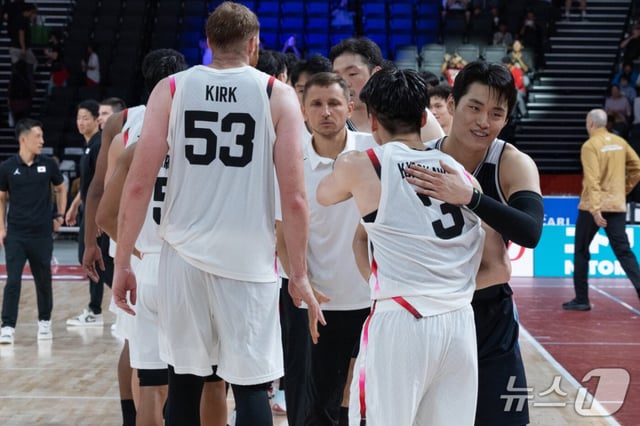 Tras finalizar el partido entre Corea y Japón, los jugadores de ambos equipos se saludan. /Foto=News1