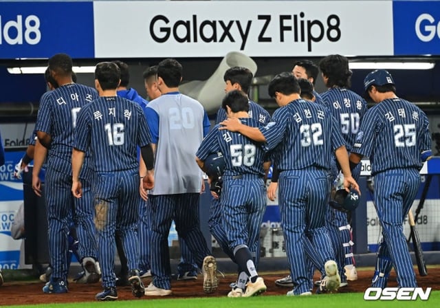 Samsung players express regret immediately after losing to LG on the 13th.