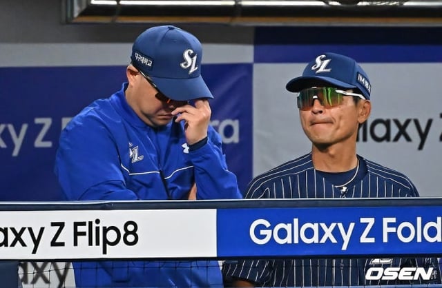 Head coach Park Jin-man looks disappointed as defeat looms on the 13th.