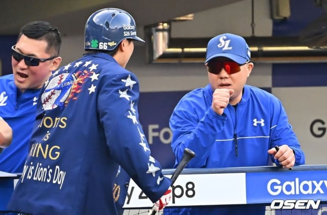 On the 13th, head coach Park Jin-man (right) congratulates Park Seung-gyu after he hit a two-run home run in the first inning against LG Twins.