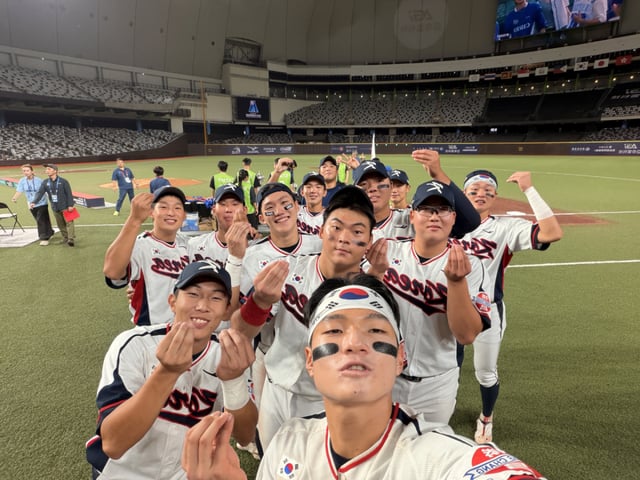 韓国18歳以下(U-18)野球代表チームの選手たちが優勝後、記念自撮り撮影をしている。 /写真=大韓野球ソフトボール協会提供