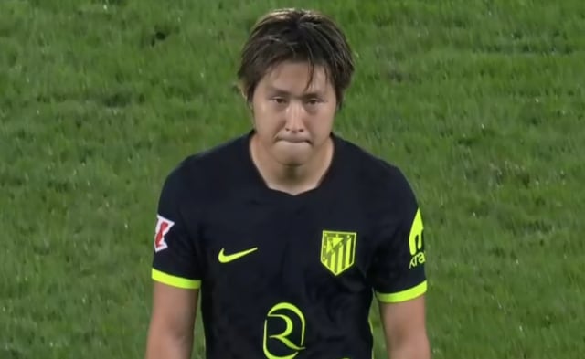 On the 14th, at Estadio Anoeta in San Sebastian, Spain, during the fifth-round La Liga match between Real Sociedad and Atletico Madrid, Lee Kang-in of Atletico Madrid is seen leaving the stadium with a stern expression after being substituted in the second half. /Photo=Broadcast screen capture